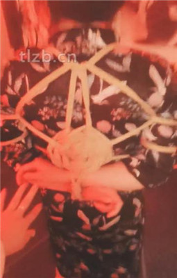 图片[2]_【柔色】捆绑强制贱奴舔脚_绳缚吧