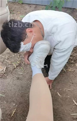 图片[2]_【喵主】户外虐-白鞋白袜踩虐舔/踢踹_绳缚吧
