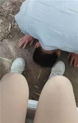 图片[6]_【喵主】户外虐-白鞋白袜踩虐舔/踢踹_绳缚吧
