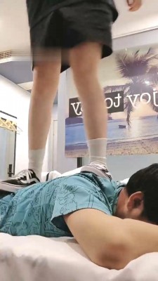 图片[2]_【欣欣】黑鞋白袜全体重踩踏/腿绞_绳缚吧