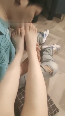 图片[11]_【欣欣】黑鞋白袜全体重踩踏/腿绞_绳缚吧