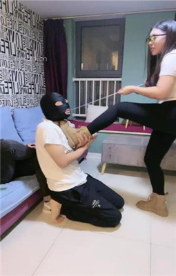 图片[10]_【伊兮夫妻】夫妻主VS绿帽奴-舔脏鞋踩踏骑马_绳缚吧