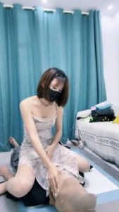 【婕娜】旗袍S高跟踩踏碾-舔鞋底/裸足插嘴-耳光【续集】_绳缚吧