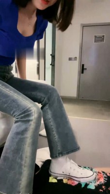 【娇娇】小白鞋白袜踩脚垫/近距离舔_绳缚吧