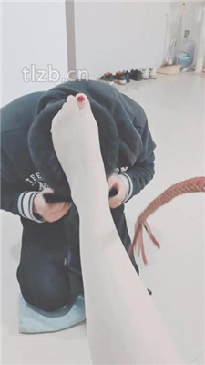 图片[8]_【美容院S】当脚垫/舔脏鞋/臭脚踩脸_绳缚吧