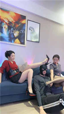 【潘妮女王】双S-丝袜美腿诱惑踩地毯狗【双视角版】_绳缚吧