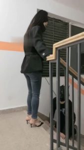 【桃幼幼】户外楼道遛狗-铆钉高跟踩踏_绳缚吧