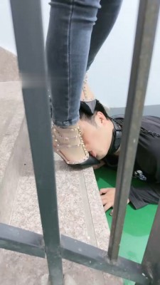 图片[3]_【桃幼幼】户外楼道遛狗-铆钉高跟踩踏_绳缚吧