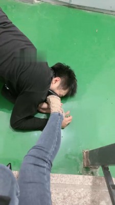 图片[5]_【桃幼幼】户外楼道遛狗-铆钉高跟踩踏_绳缚吧