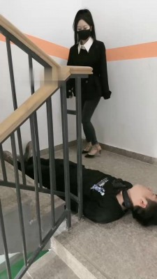 图片[6]_【桃幼幼】户外楼道遛狗-铆钉高跟踩踏_绳缚吧