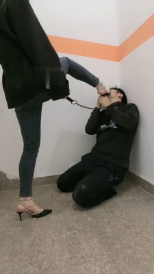 图片[7]_【桃幼幼】户外楼道遛狗-铆钉高跟踩踏_绳缚吧