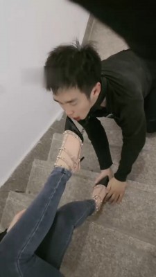 图片[10]_【桃幼幼】户外楼道遛狗-铆钉高跟踩踏_绳缚吧