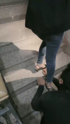 图片[13]_【桃幼幼】户外楼道遛狗-铆钉高跟踩踏_绳缚吧