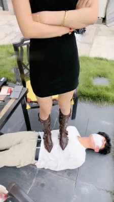 图片[2]_【沅芷大人】高跟皮靴踩虐脚垫/电击棍威胁就范_绳缚吧