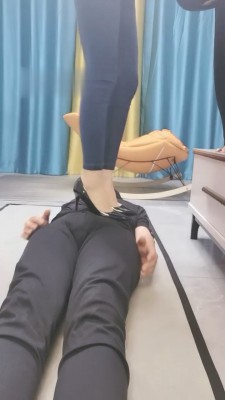 图片[2]_【冷魅】骑马/sp/高跟裸足恋足调/喝圣水/掐乳_绳缚吧