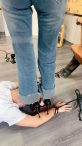【沅芷大人】捆手狠虐-全体重踩胳膊/高跟扎入肉里【完整版】_绳缚吧