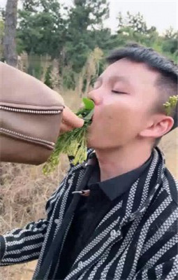 图片[4]_【允薇】庄园清理女主脏泥靴底/鞭打飞踹踩踏_绳缚吧