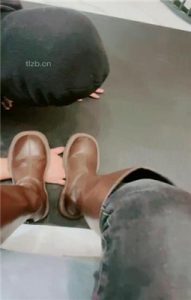 【利娜】长靴裸足踩狗头-伺候主人沐足_绳缚吧