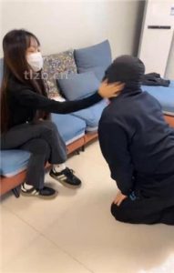 【精神小妹】多S素人学生主连环耳光_绳缚吧