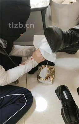 图片[13]_【爱可呀】双S玩学姐-清理鞋底/胶带封嘴/吹风机加热吸味_绳缚吧