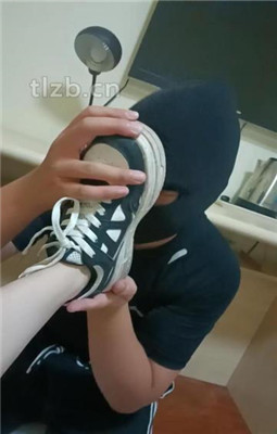 图片[11]_【林十七】全体重踩踏/舔闻超脏运动鞋棉袜_绳缚吧