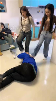 图片[12]_【精神小妹】幸运大转盘-群殴-踢踹踩跺/耳光坐头_绳缚吧