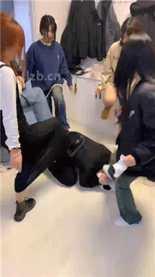 图片[18]_【精神小妹】幸运大转盘-群殴-踢踹踩跺/耳光坐头_绳缚吧