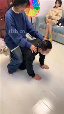 图片[20]_【精神小妹】幸运大转盘-群殴-踢踹踩跺/耳光坐头_绳缚吧
