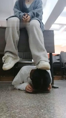 【爱可呀】学姐教室椅下/楼道-卑微跪舔_绳缚吧