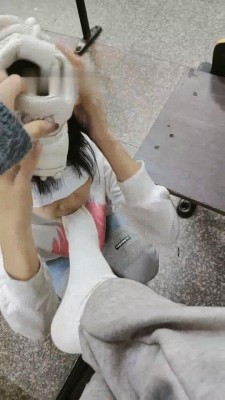 图片[3]_【爱可呀】学姐教室椅下/楼道-卑微跪舔_绳缚吧