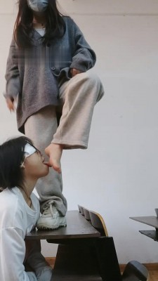 图片[7]_【爱可呀】学姐教室椅下/楼道-卑微跪舔_绳缚吧