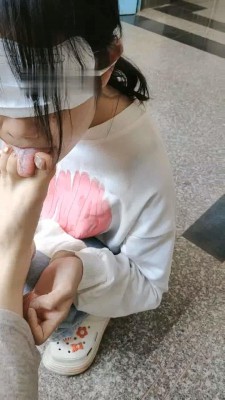 图片[11]_【爱可呀】学姐教室椅下/楼道-卑微跪舔_绳缚吧