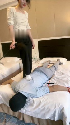 图片[4]_【孤傲女帝】重度鞭刑-藤条戒尺都打断_绳缚吧