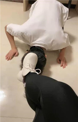 【魅儿】奶狗跪舔短靴臭粉棉袜裸足_绳缚吧