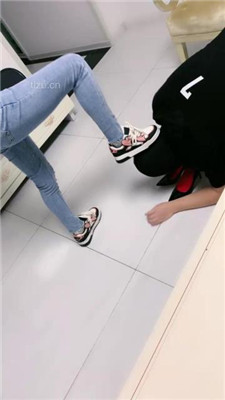 图片[2]_【蜜糖情侣】绿帽狗跪舔运动鞋白袜裸足_绳缚吧
