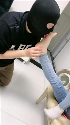 图片[17]_【蜜糖情侣】绿帽狗跪舔运动鞋白袜裸足_绳缚吧