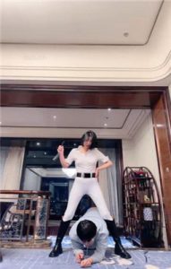 【简一】马术女教练-骑马爬行/鞭打/转胯/闻舔臭脚丫_绳缚吧