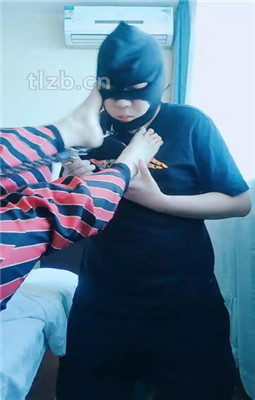 【伯爵】车站后车不忘玩狗_绳缚吧