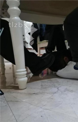 图片[3]_【文文文】桌底视角-脏鞋跪舔伺候主人-踩踏碾压【三视角版】_绳缚吧