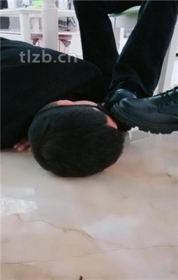 图片[18]_【文文文】桌底视角-脏鞋跪舔伺候主人-踩踏碾压【三视角版】_绳缚吧