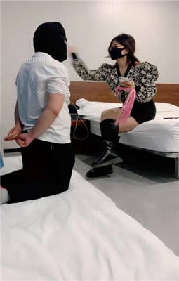 图片[2]_【六酱】狗儿子伺候-骑马/耳光/舔脏鞋底_绳缚吧