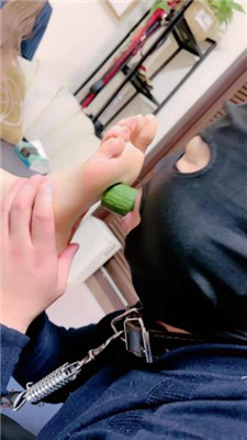 图片[15]_【茹雪】带闺蜜虐狗-跪舔高跟美腿/踩狗舌/丝袜塞嘴【完整版】_绳缚吧