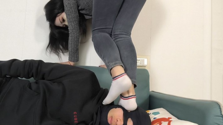图片[4]_【女神学院·稚主kk】棉袜牛仔裤调教_绳缚吧