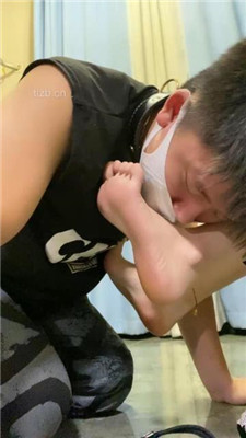 图片[13]_【甘露】凉鞋踩狗头/狗链遛狗/踢踹/骑马踩踏_绳缚吧