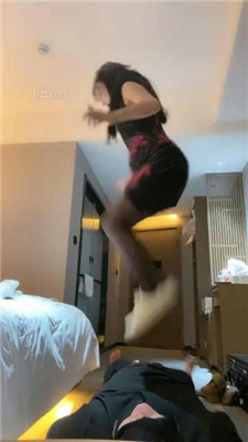 图片[2]_【千条姐】小白鞋黑丝全体重踩踏_绳缚吧