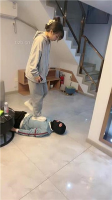 图片[2]_【乔妹】运动鞋白袜踩地毯狗/虐乳/鞭打_绳缚吧