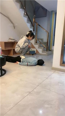 图片[3]_【乔妹】运动鞋白袜踩地毯狗/虐乳/鞭打_绳缚吧