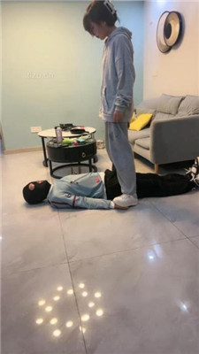 图片[4]_【乔妹】运动鞋白袜踩地毯狗/虐乳/鞭打_绳缚吧