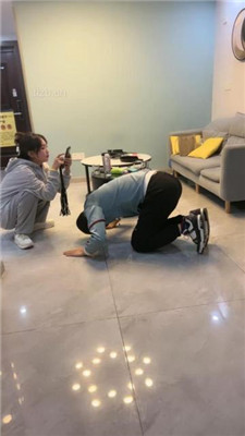 图片[6]_【乔妹】运动鞋白袜踩地毯狗/虐乳/鞭打_绳缚吧