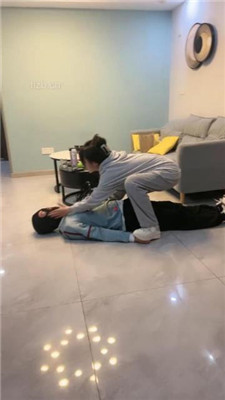 图片[7]_【乔妹】运动鞋白袜踩地毯狗/虐乳/鞭打_绳缚吧